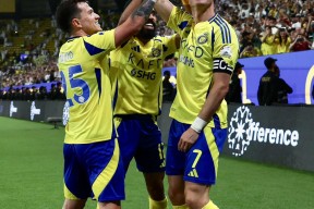 C罗连续十场比赛得分超过出色发挥，TES不断突破！上演精彩一战(c罗1000场比赛)