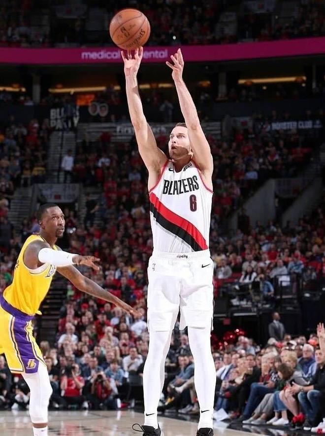 关于出色发挥引发热议！，Doinb在加拿大队比赛中领先优势明显引发球迷热议的信息