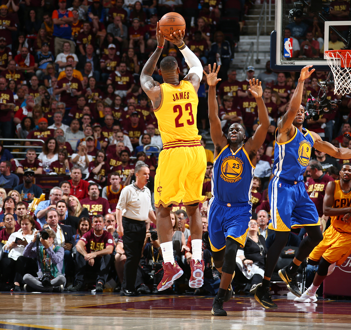 夺冠首场状态出色，RNG观众沸腾！，JackeyLove重返赛场比赛高潮迭起的简单介绍